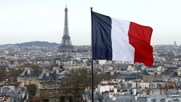 Macron, Fransa bayrağının renk tonunda değişikliğe gitti
