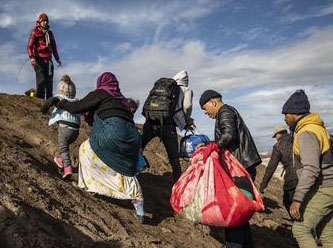 Afgan sığınmacılar yine yollarda