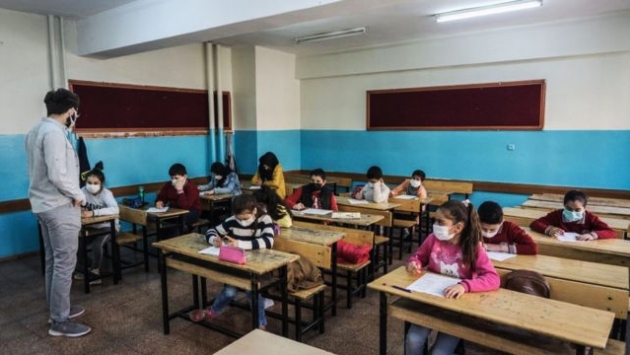Bakan Özer açıkladı: Okullarda kaç sınıfta yüz yüze eğitime ara verildi?