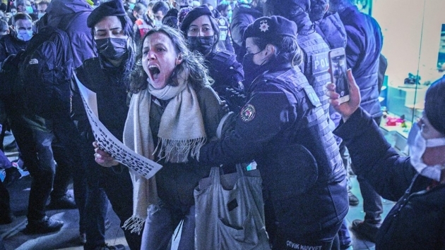 Hayat pahalılığını protesto için sokağa çıkan halka polis saldırdı
