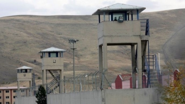 Gardiyanlar annesiyle telefonda Kürtçe konuşan tutukluyu darp etti
