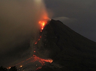La Palma'daki lavlar şiddetini artırdı: Saniyede bir metre hızla ilerleyen lavlar önüne geleni yutuyor