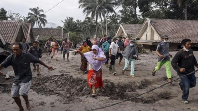 Endonezya'daki volkan patlamasında ölü sayısı 13'e yükseldi