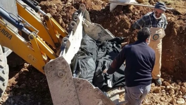 AKP’li belediye cenazeleri çöp torbasına koyup kepçeyle taşıdı