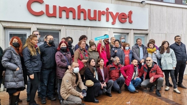 Cumhuriyet gazetesi işten çıkardığı 8 gazeteciyi geri aldı