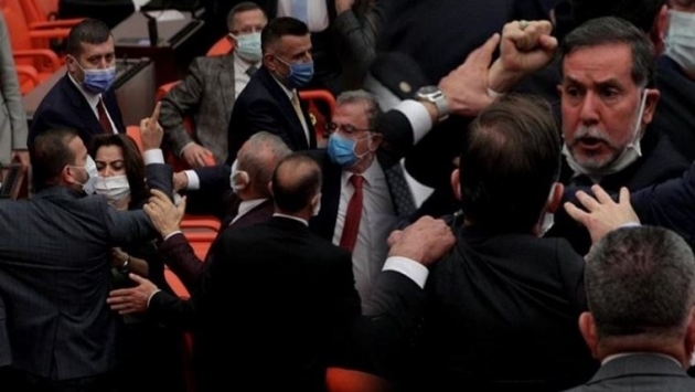 Meclis’te yumruklu kavga! AKP ve CHP’li vekiller birbirine girdi