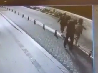 İstanbul'da güvenliğin olmadığının görüntüsü: Maganda bakın nasıl saldırdı