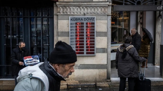 NYT: Türkiye'de aileler giderek geçinmekte zorlanıyor, büyükannelerin altınlarını bozduruyor