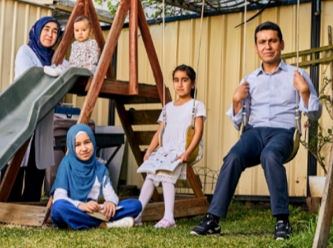 Mültecilere el uzatan Hizmet Hareketi gönüllüsü Avustralya'da dergiye kapak oldu