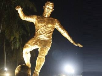Cristiano Ronaldo heykeli Hindistan'ı ikiye böldü