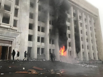Kazakistan’da tansiyon düşmüyor: Halk resmi binaları ele geçirdi