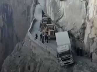 Navigasyonun yanılttığı kamyon uçurumun kenarında böyle asılı kaldı