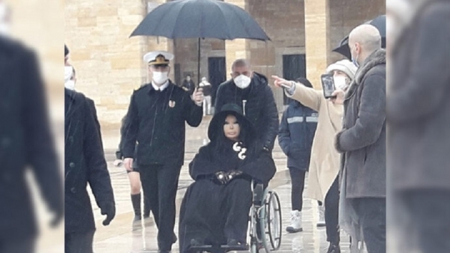 Anıtkabir’de bir subayın Bülent Ersoy’a şemsiye tutması tepki çekti
