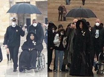 Bülent Ersoy'a şemsiye tutan komutan görevden alındı