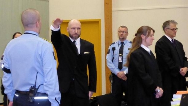 77 insanın katili Breivik, ‘şartlı tahliye’ duruşmasına Nazi selamıyla çıktı