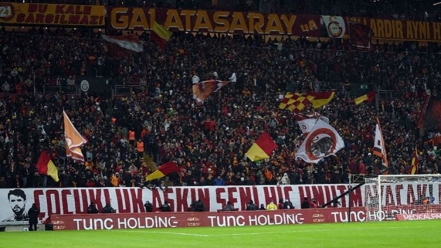 Galatasaray taraftarı kapıları kırdı, protokolü bastı!