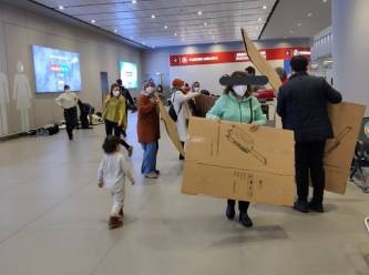 Yeni havalimanında mahsur kalanlara yatmaları için karton dağıtıldı