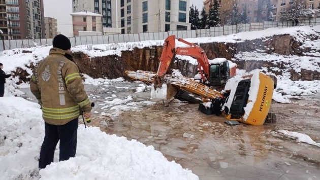 Ataşehir'de iş makinesi su ve buz dolu çukura düştü: Operatör hayatını kaybetti