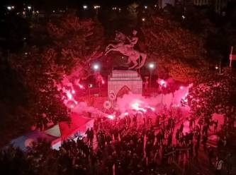 Samsun'da halk saldırıya uğrayan Atatürk heykelinin önünde nöbet tutuyor