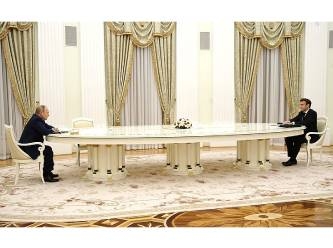 Macron Putin toplantısına masa damga vurdu