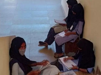 Hindistan'da başörtülü öğrencilerin okula alınmaması üzerine başlayan gerilim büyüyor