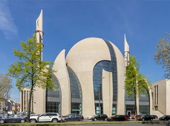 Köln’deki 2 cami ezan izni için başvuru yaptı