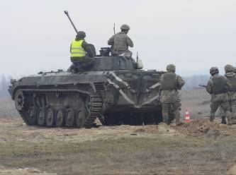 Donbass'taki yerleşim bölgelerine zırhlı araçlar yerleştiriyor