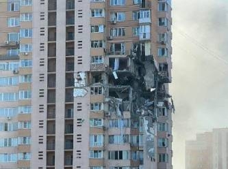 Rusya Kiev’de sivillerin yaşadığı binayı füzelerle vurdu
