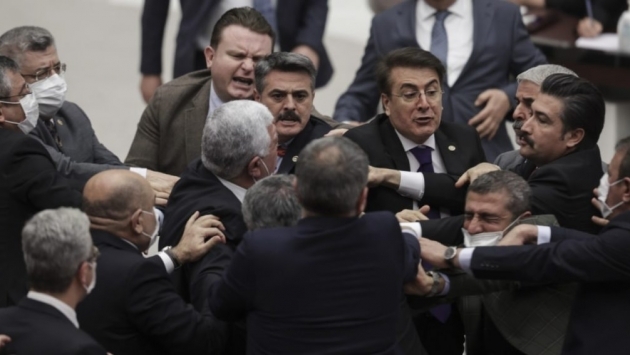 MHP'li vekilden CHP Milletvekili Gökçel'e yumruklu saldırı