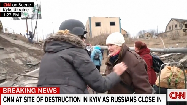 CNN muhabiri yaşlı kadına yardım etmek için yayına ara verdi