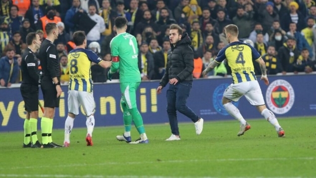 Fenerbahçe-Trabzonspor maçında hakem Zorbay Küçük’e saldırı