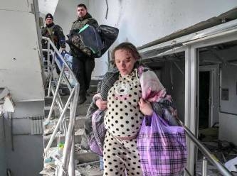 Rusya'nın bombaladığı hastaneden kurtulan o kadın doğum yaptı