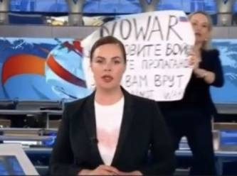 Rus devlet televizyonunun canlı yayınında savaş karşıtı protesto