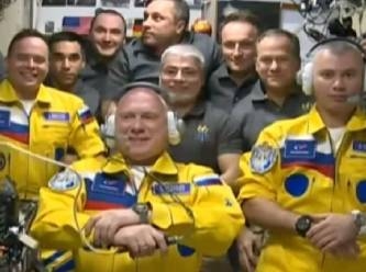 Uzaya çıkan Rus kozmonotlar Ukrayna bayrağı renkleriyle poz verdi