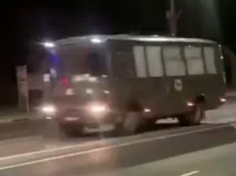 Ölen Rus askerlerinin cansız bedenleri gecenin köründe trenlere yüklenip taşınıyor