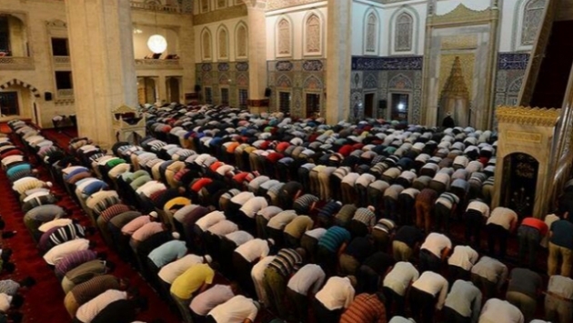 Diyanet duyurdu: Teravih bu ramazan camilerde kılınacak