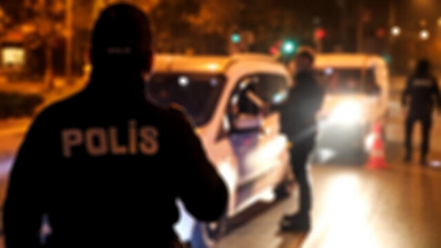 Suriyelilerin aracına uyuşturucu yerleştiren polisler tutuklandı 
