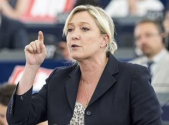 Fransa'da ırkçı Le Pen arayı kapatıyor