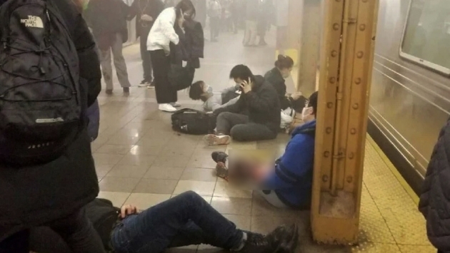 New York metro istasyonunda silahlı saldırı: Çok sayıda yaralı var