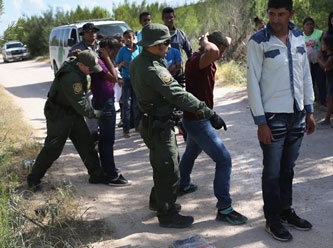 ABD'de son bir ayda sınırı kaçak geçmeye çalışan 210 bin göçmen tutuklandı