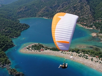 Yok böyle iltica: Yamaç paraşütüyle Türkiye'den uçup Yunan adasına indiler