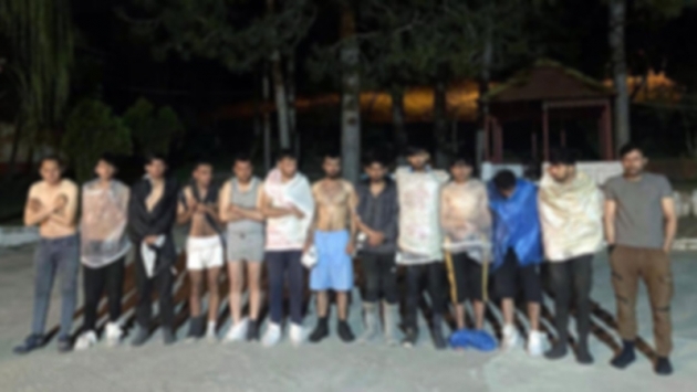 Bulgaristan sınırında giysileri alınmış 187 göçmen yakalandı