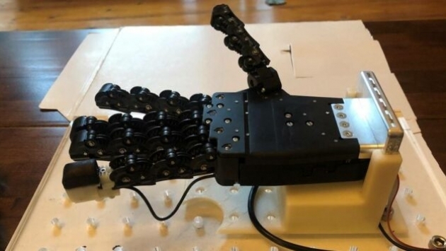 İnsan derisi hassasiyetine sahip 'robot el' üretildi