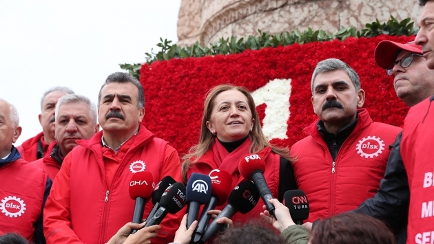 Sendikalar Taksim’deki Atatürk Anıtı’na çelenk bıraktı