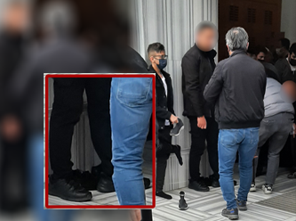 Camiye giren üst düzey bürokratlar ayakkabılarının başına polis dikti