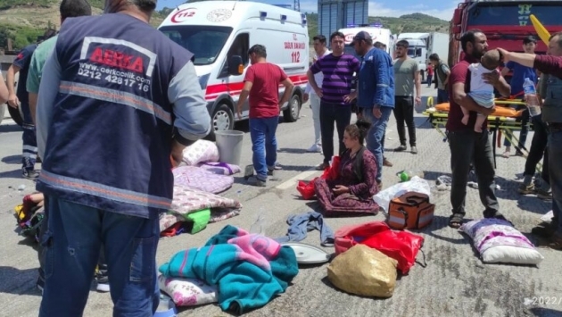 Mevsimlik işçileri taşıyan kamyonet devrildi: 6’sı çocuk 15 işçi yaralı