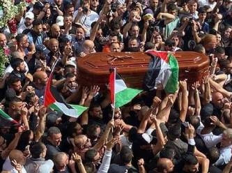 İsrail askerleri tarafından öldürülen gazetecinin cenazesinde arbede çıktı