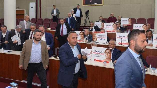 ‘Kaftancıoğlu’ dövizleri açıldı, AKP’liler salonu terk etti