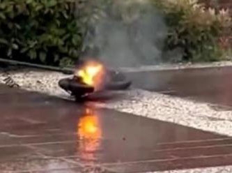Elektrikli scooter bir anda patladı, yanmaya başladı