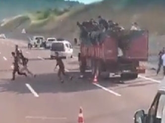 Bir kamyon dolusu göçmen polisi görünce böyle kaçtı